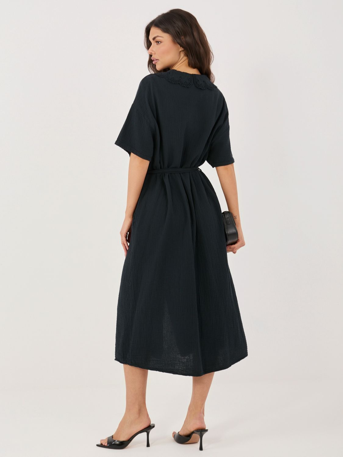 Rochie midi neagră evazată cu curea și buzunare