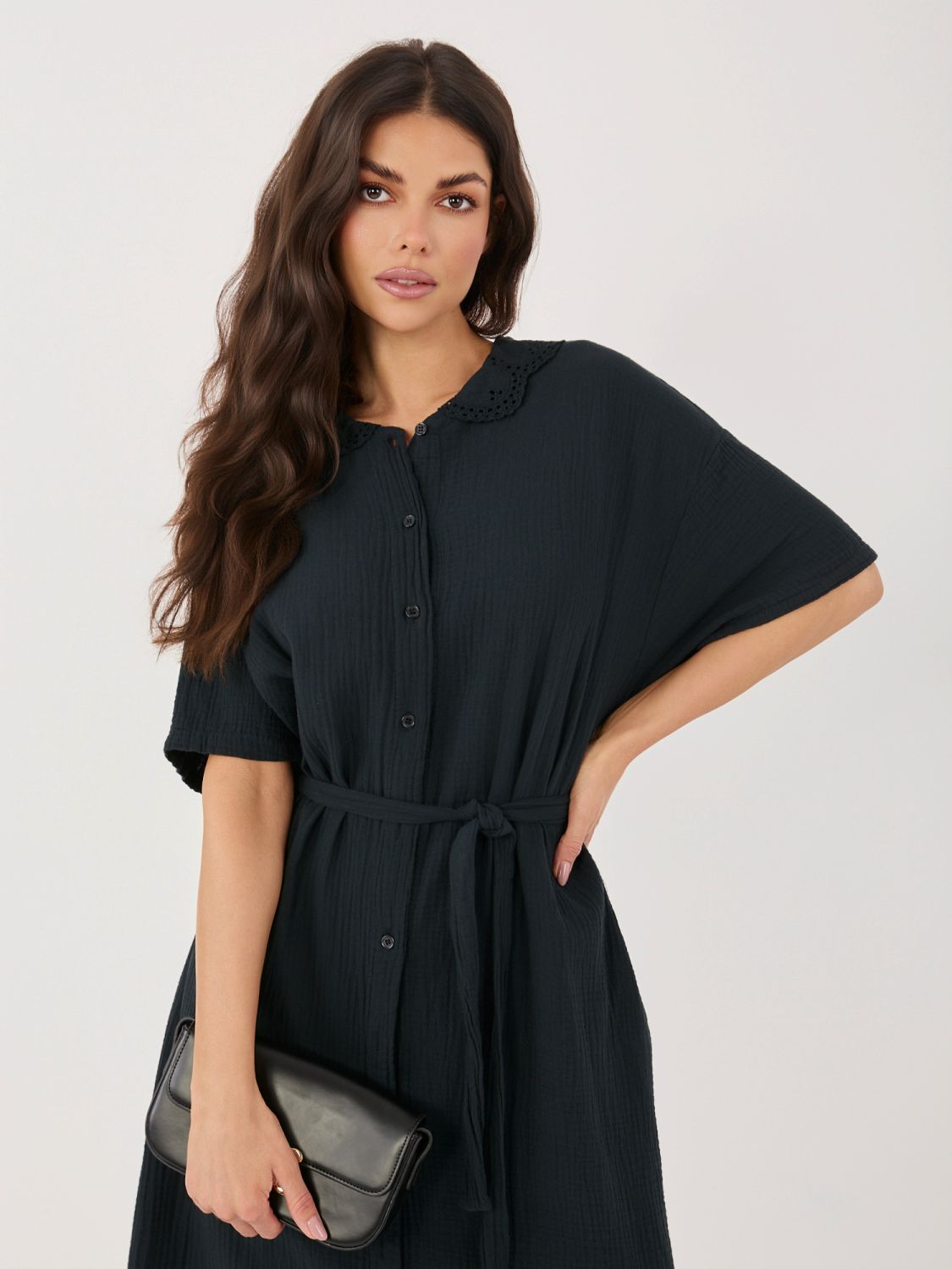 Rochie midi neagră evazată cu curea și buzunare