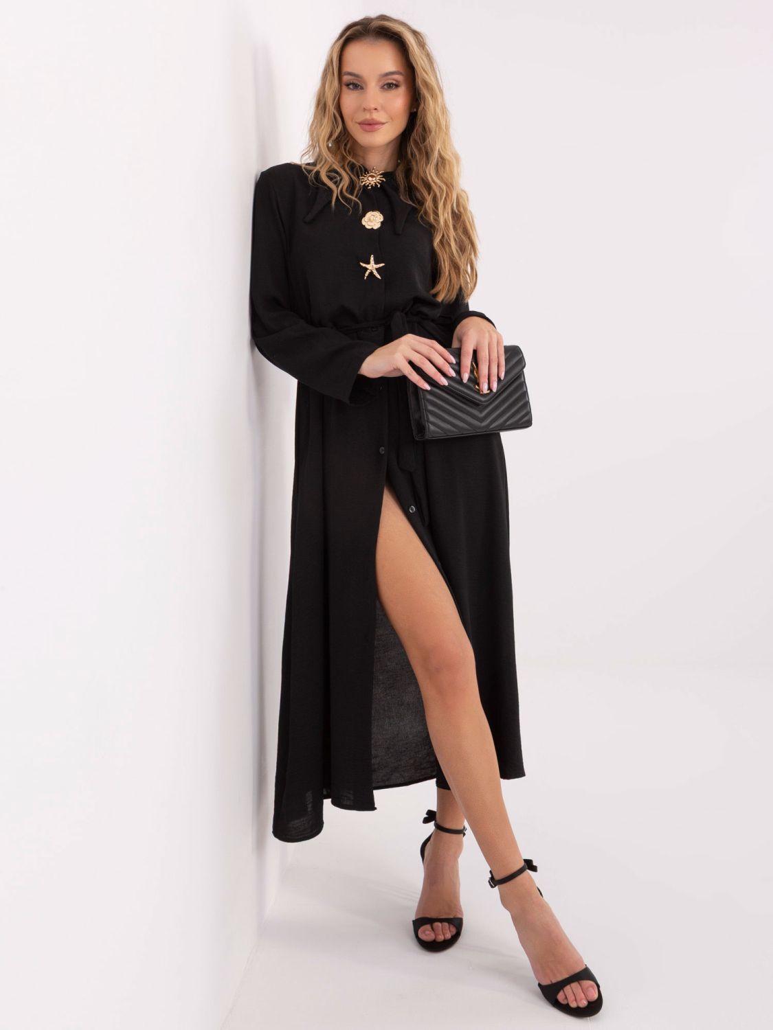 Rochie midi neagră evazată cu curea și broșă