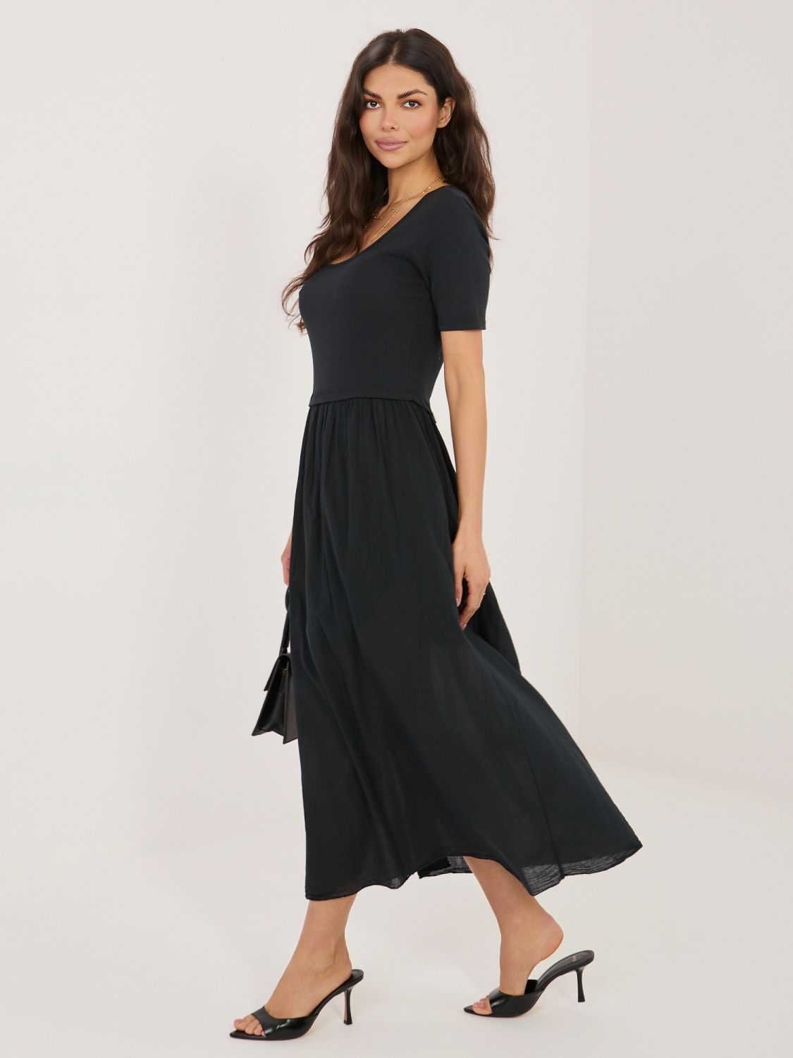 Rochie midi neagră evazată cu căptușeală