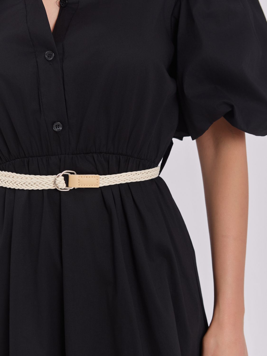 Rochie midi neagră evazată cu curea și volan