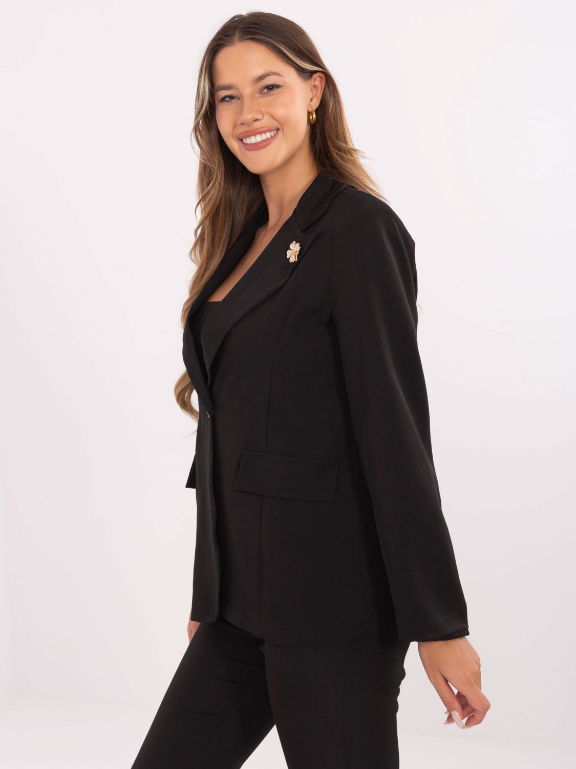 Sacou elegant negru cu broșă și căptușeală