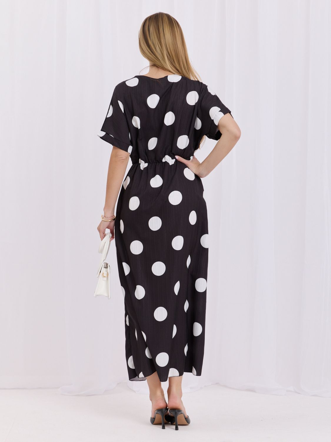 Rochie midi negru-alb cu buline și decolteu petrecut