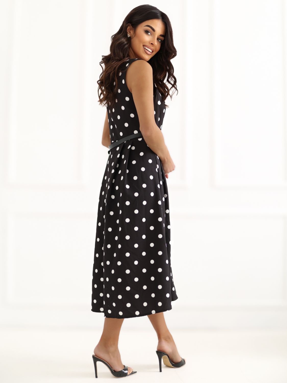 Rochie midi neagră evazată cu buline și curea