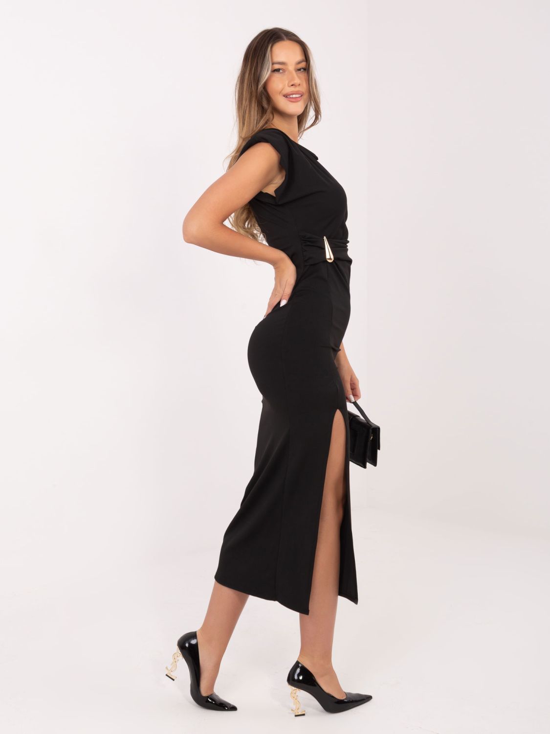 Rochie midi neagră cu decolteu rotund și drapaje