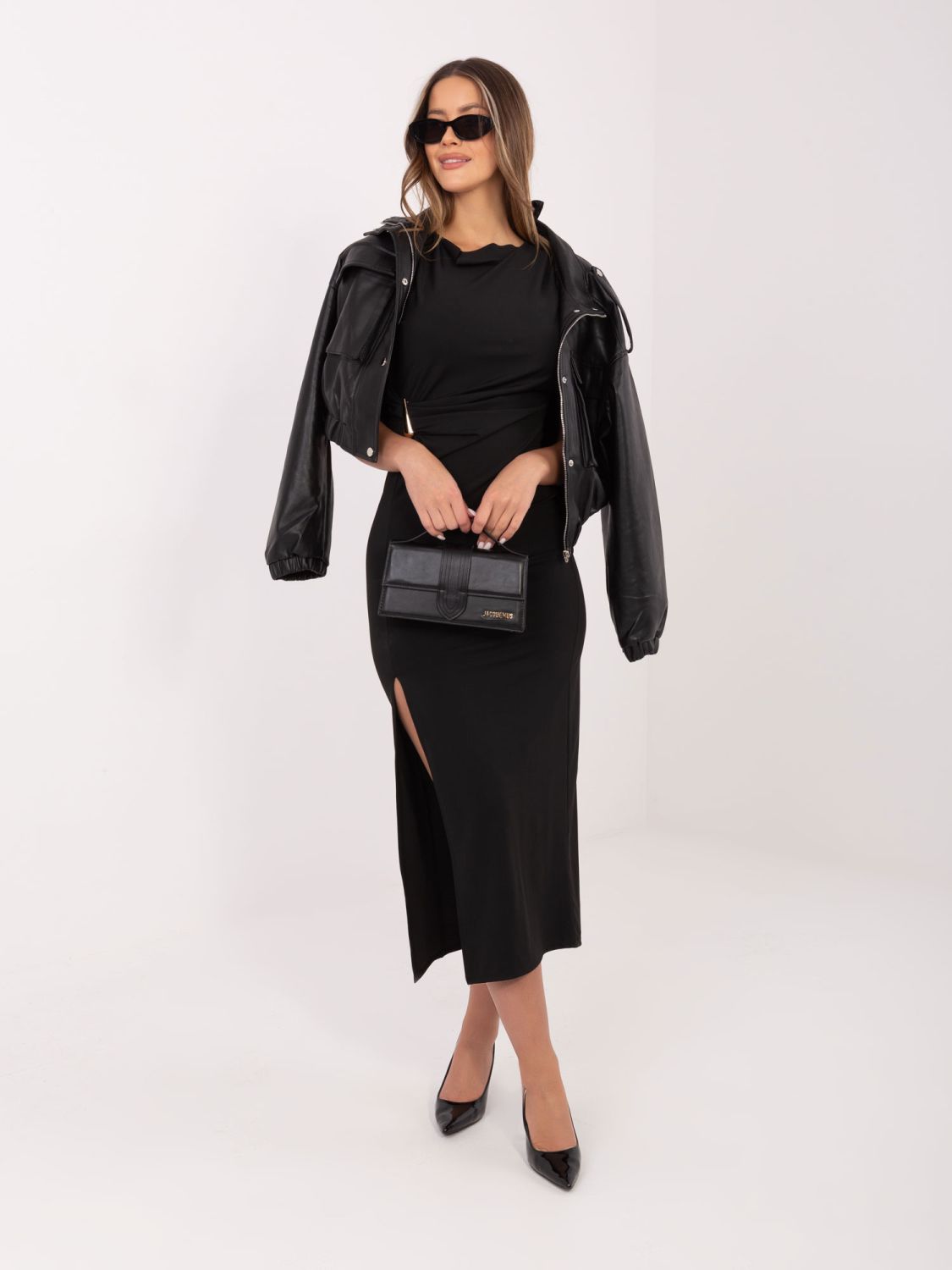Rochie midi neagră cu decolteu rotund și drapaje