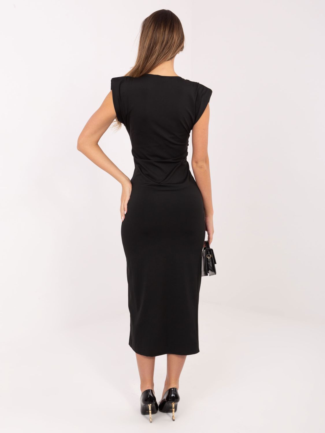Rochie midi neagră cu decolteu rotund și drapaje