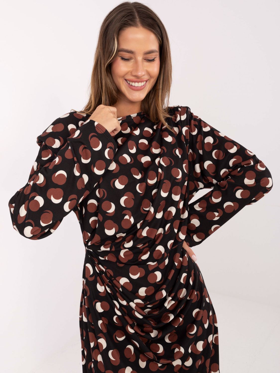 Rochie midi neagră cu model geometric și drapaje