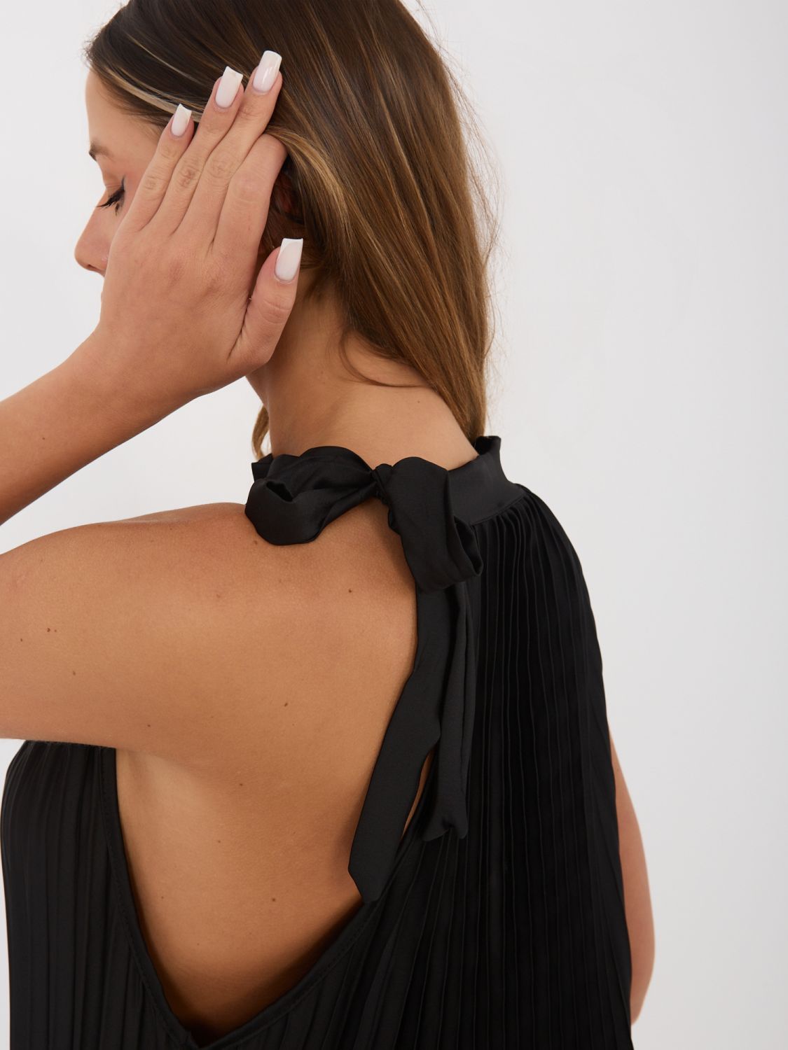 Rochie midi de cocktail neagră cu cordon și volan