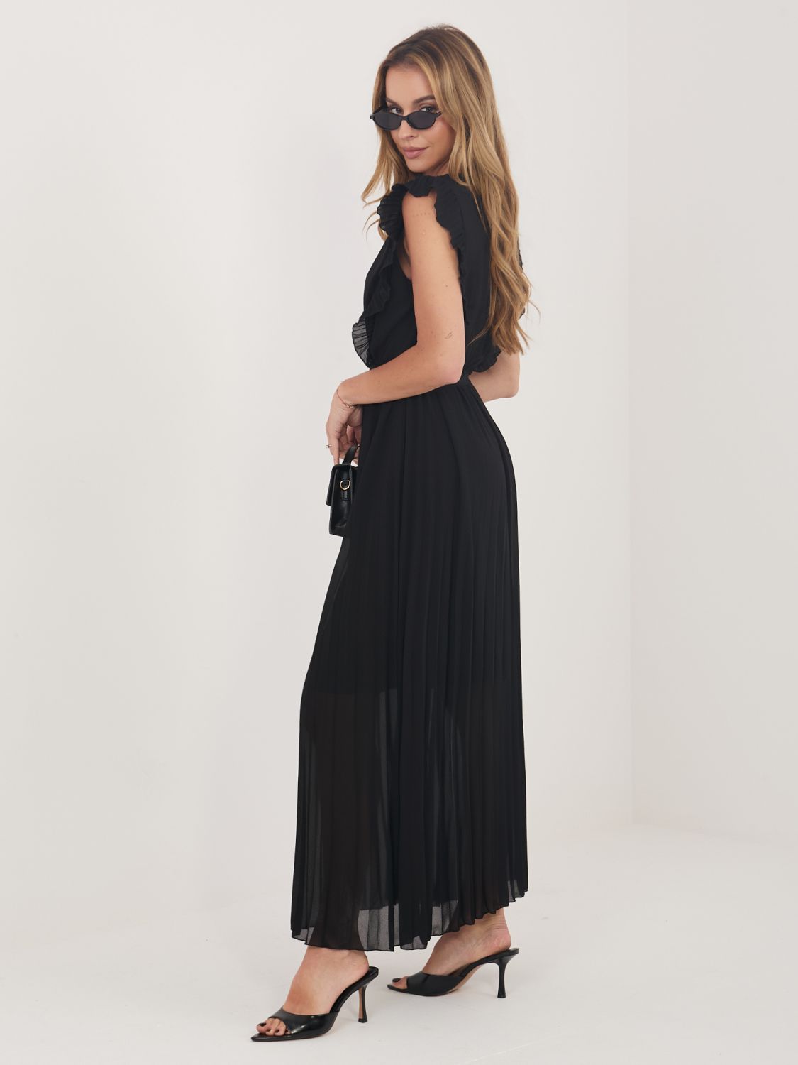 Rochie midi neagră evazată cu curea