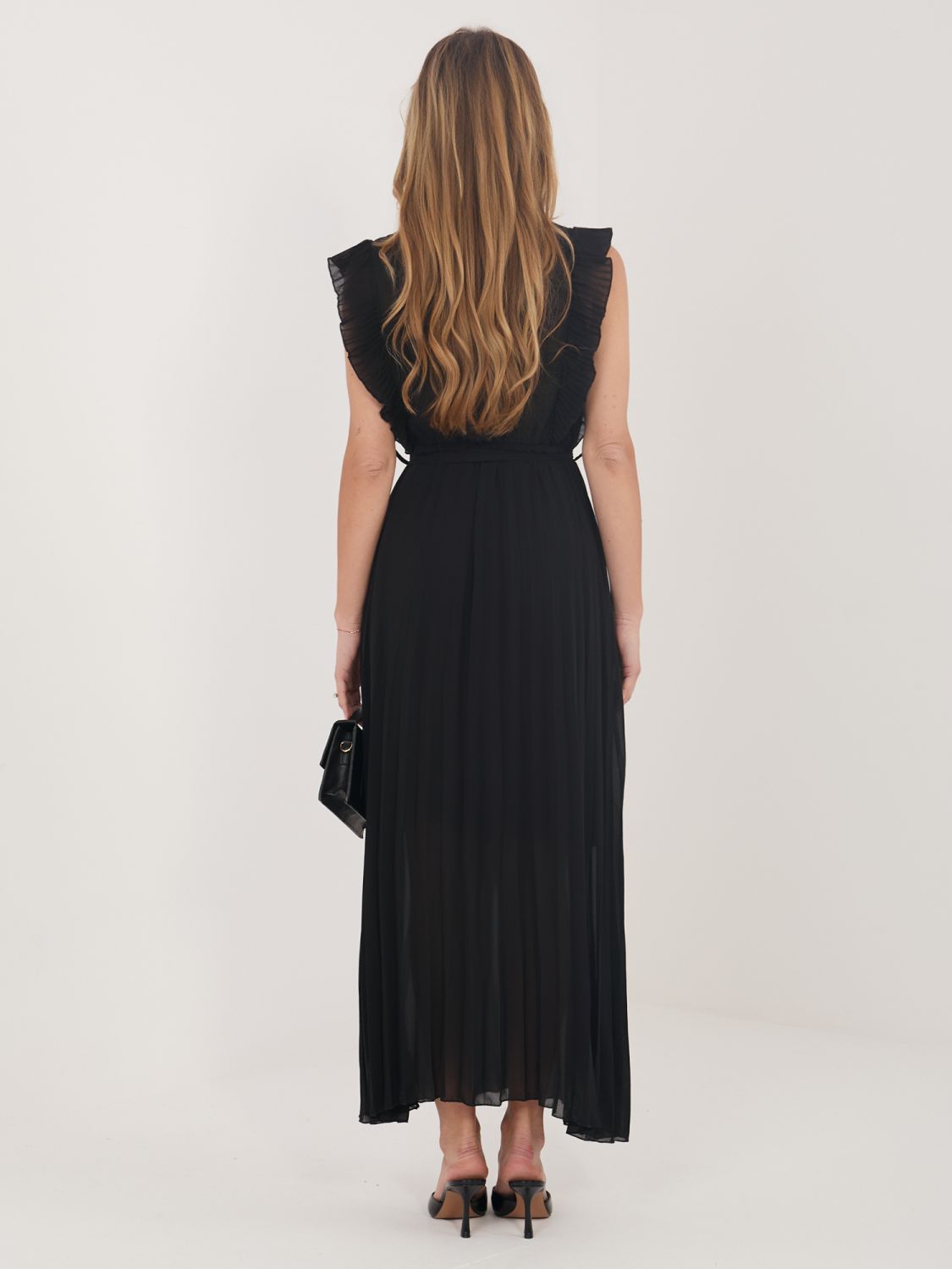 Rochie midi neagră evazată cu curea