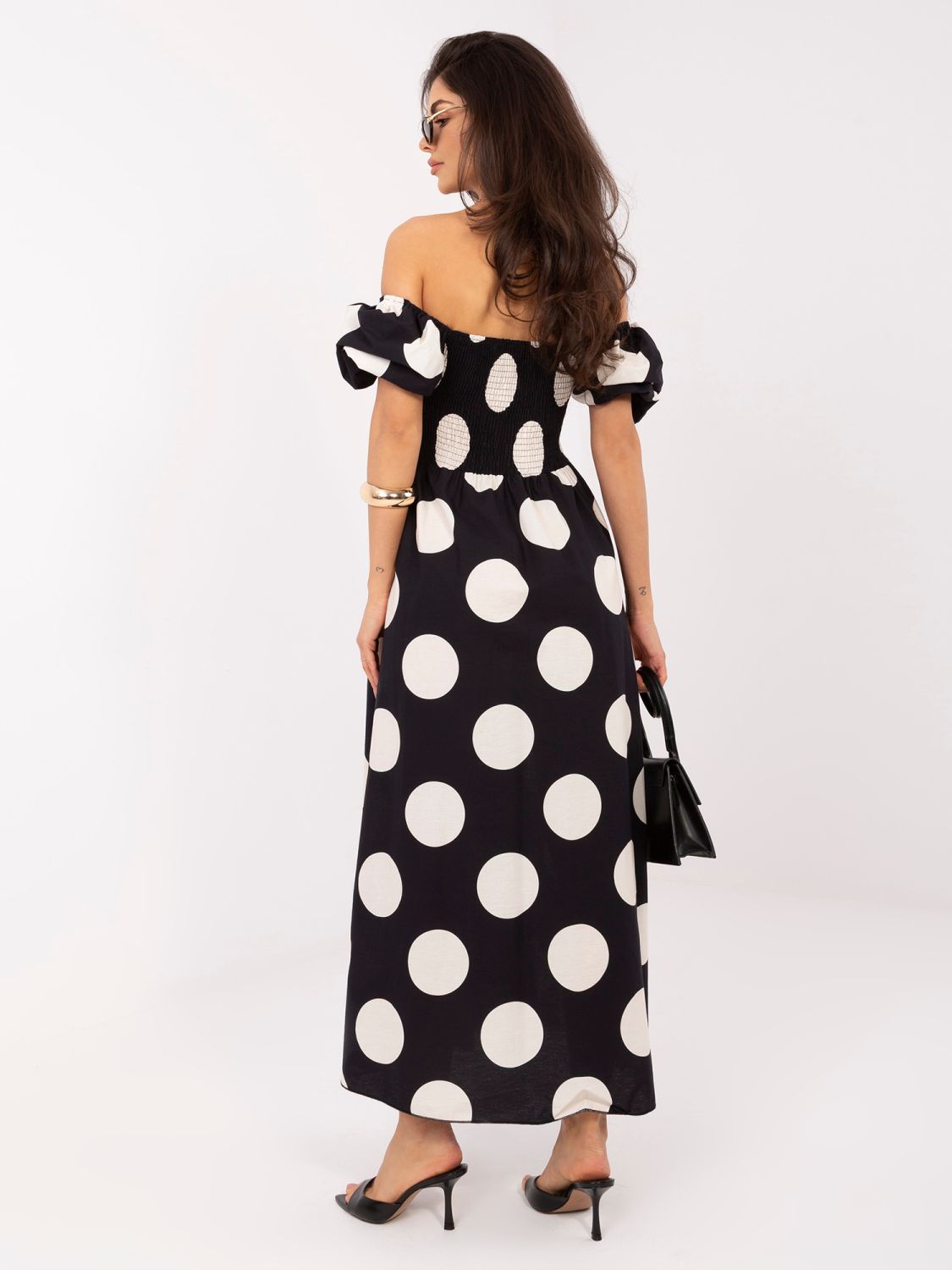 Rochie maxi neagră cu buline și umeri goi