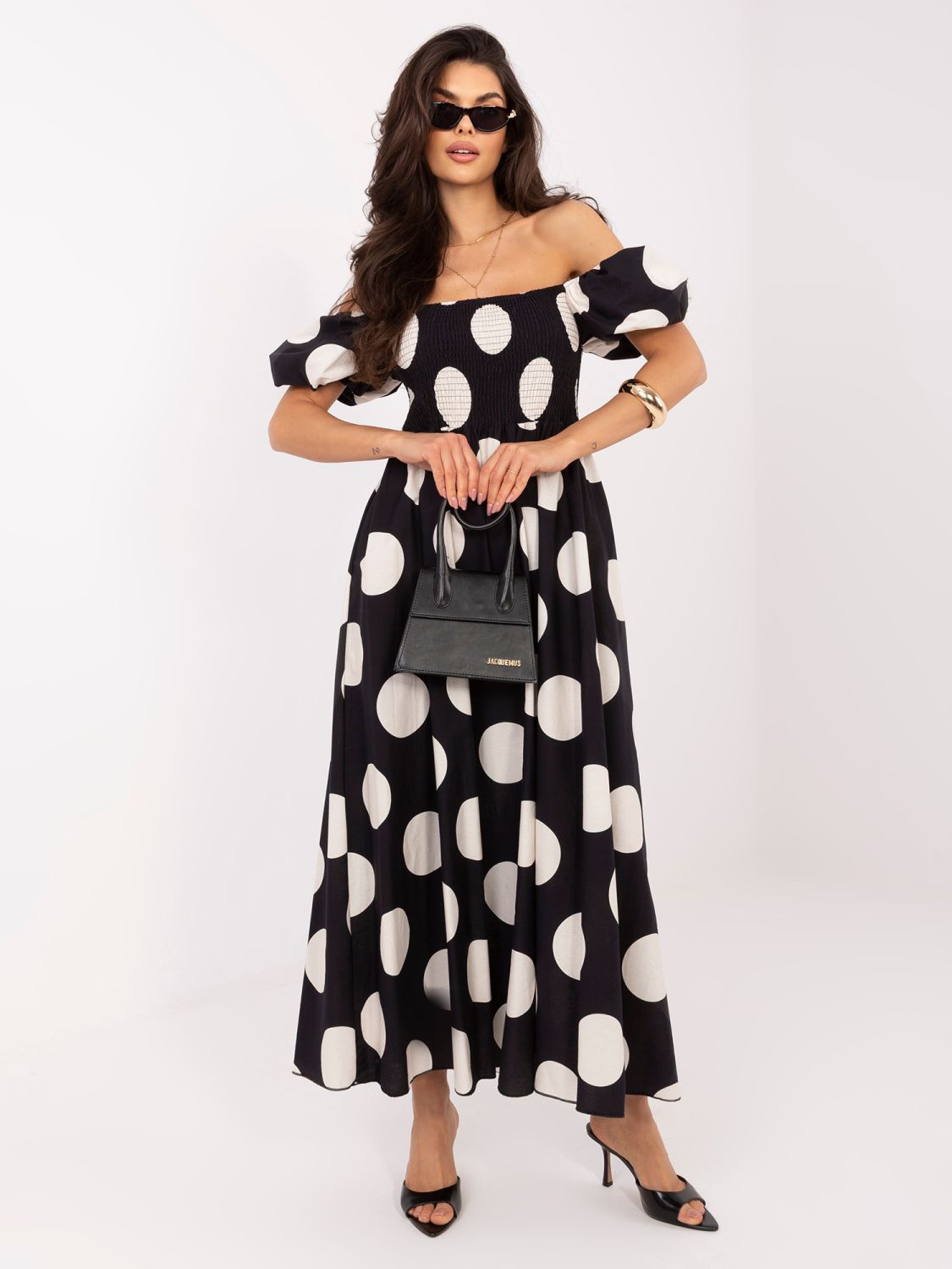 Rochie maxi neagră cu buline și umeri goi