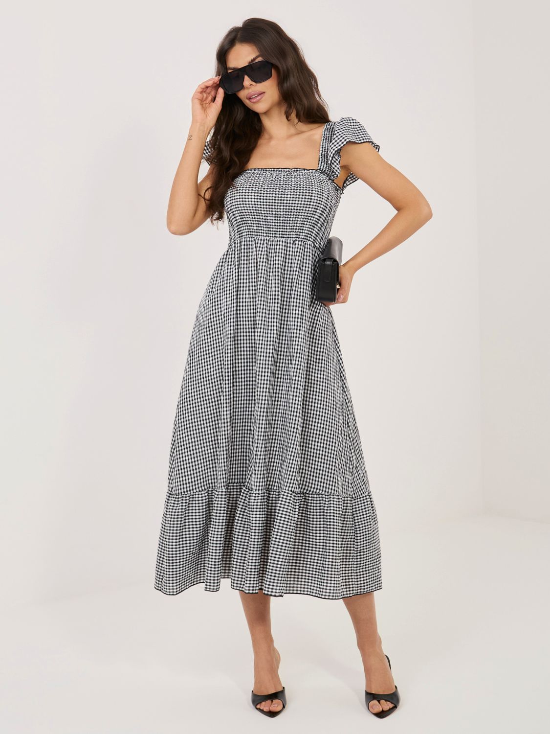 Rochie midi neagră cu volan și model în carouri