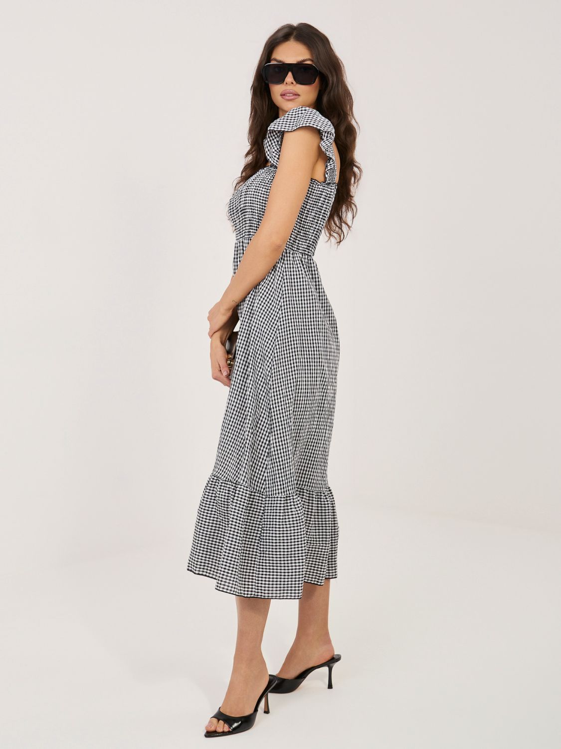 Rochie midi neagră cu volan și model în carouri