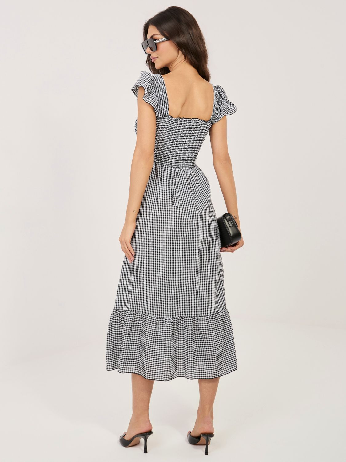 Rochie midi neagră cu volan și model în carouri