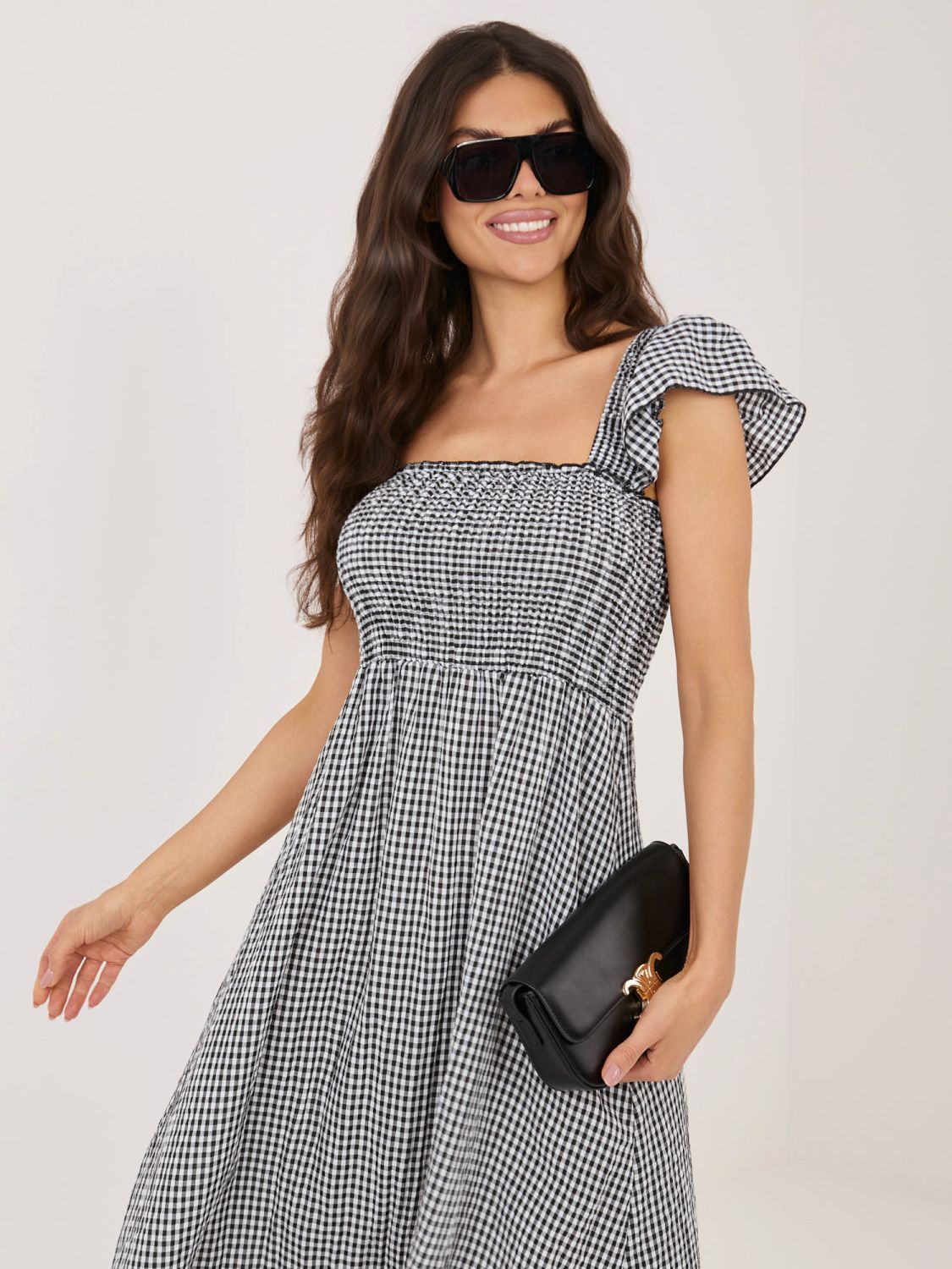 Rochie midi neagră cu volan și model în carouri