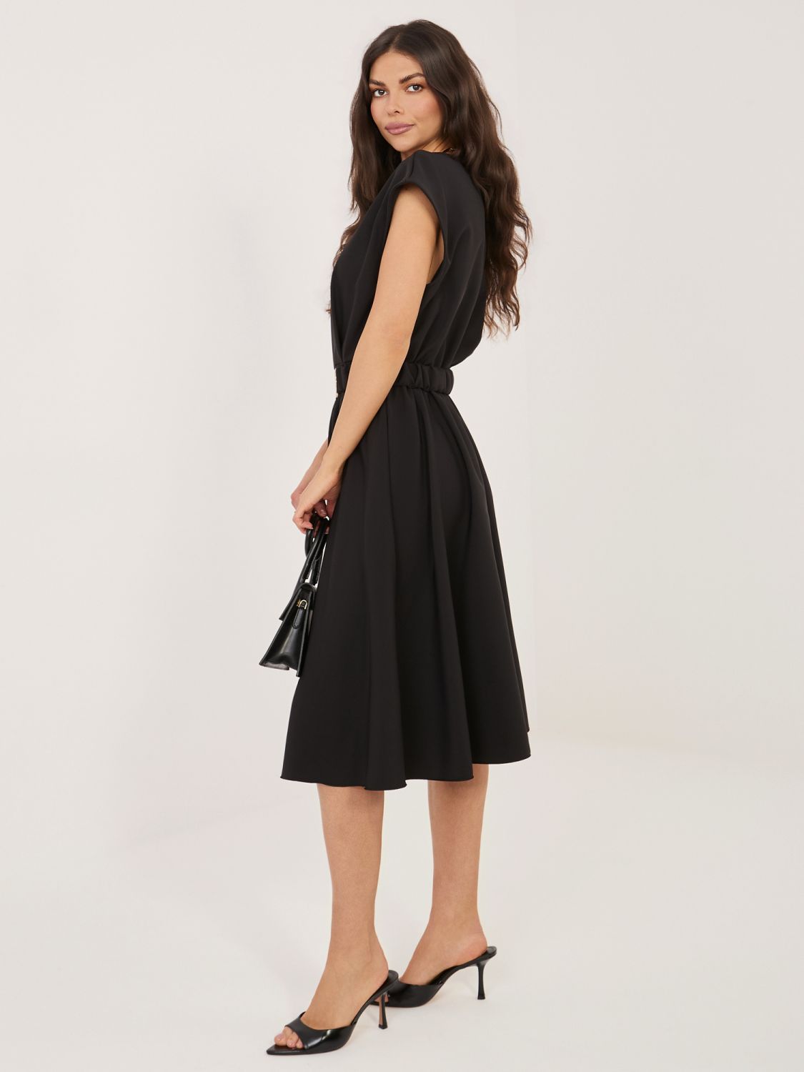 Rochie midi neagră evazată cu curea