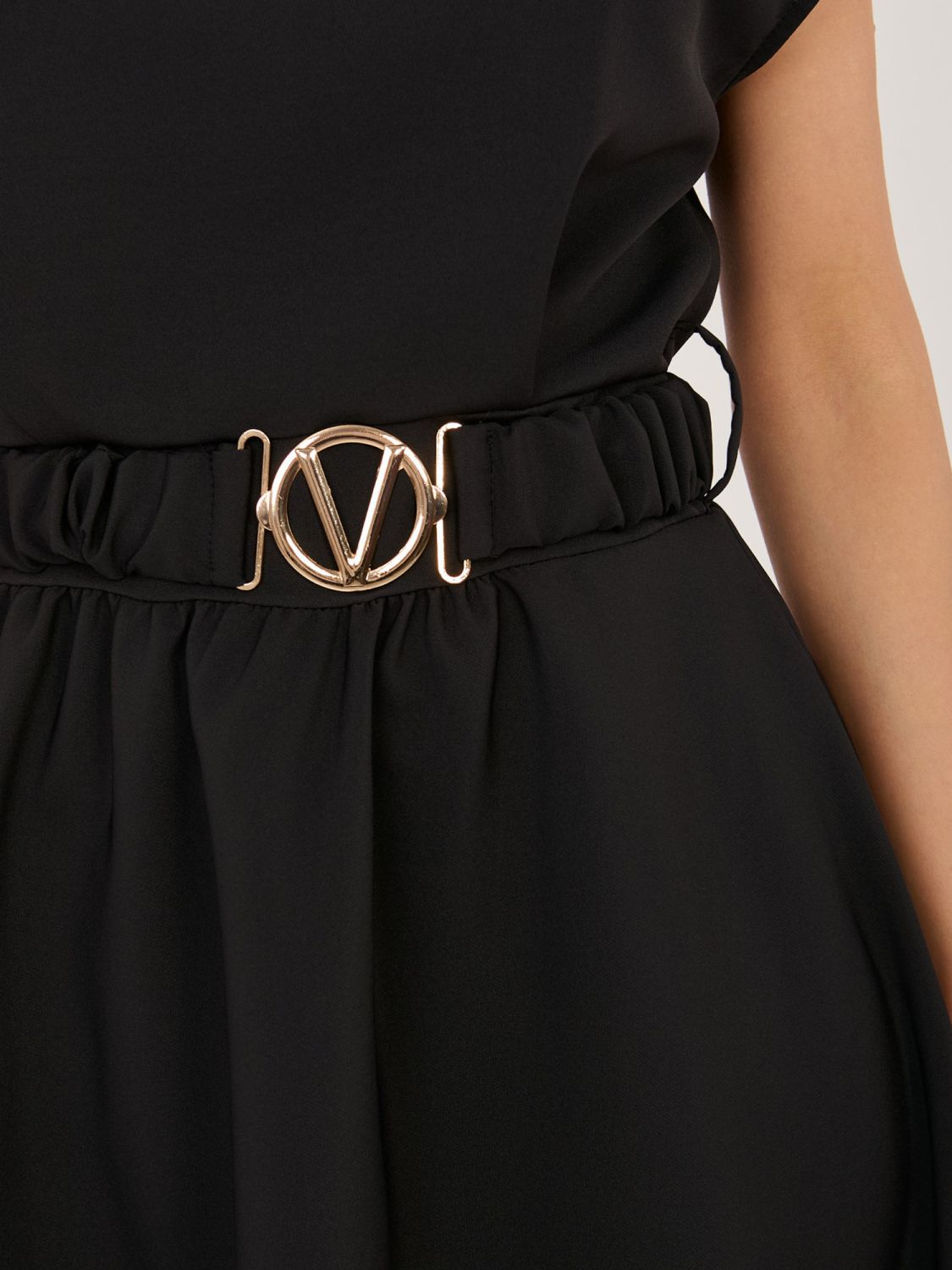 Rochie midi neagră evazată cu curea