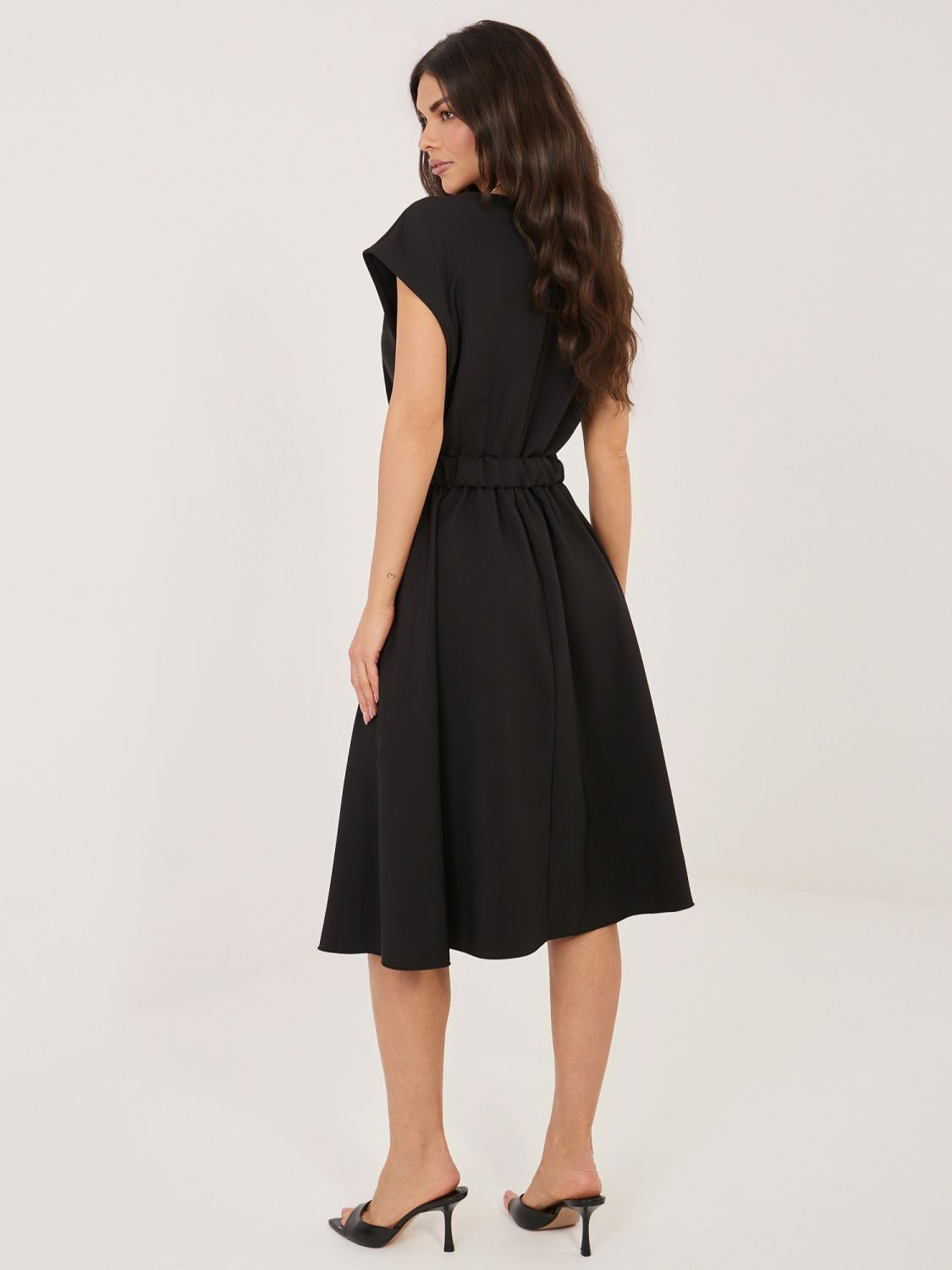 Rochie midi neagră evazată cu curea