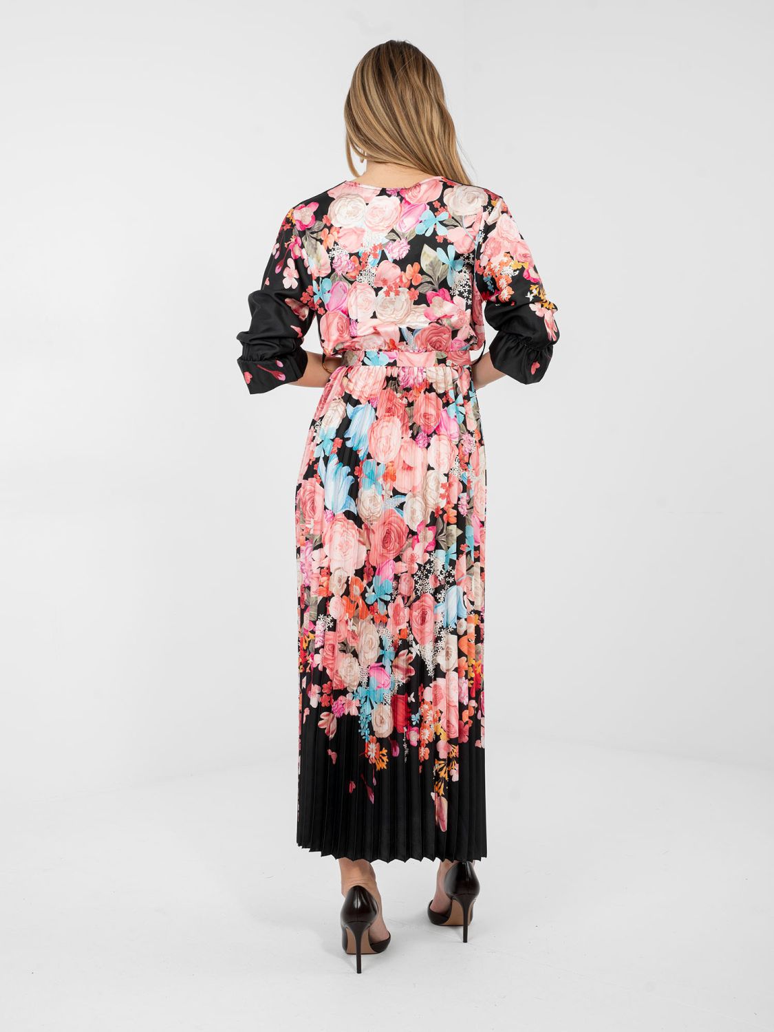 Rochie maxi neagră cu imprimeu floral și curea