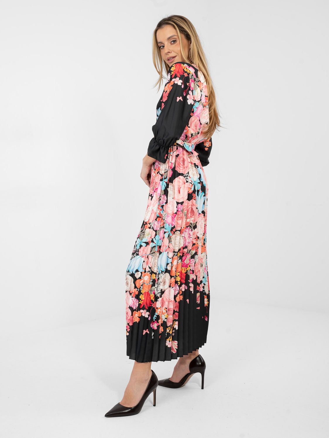 Rochie maxi neagră cu imprimeu floral și curea