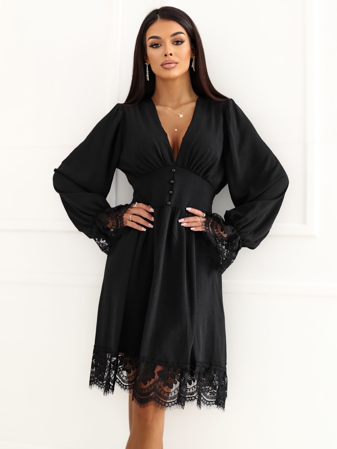 Rochie neagră evazată cu dantelă și căptușeală