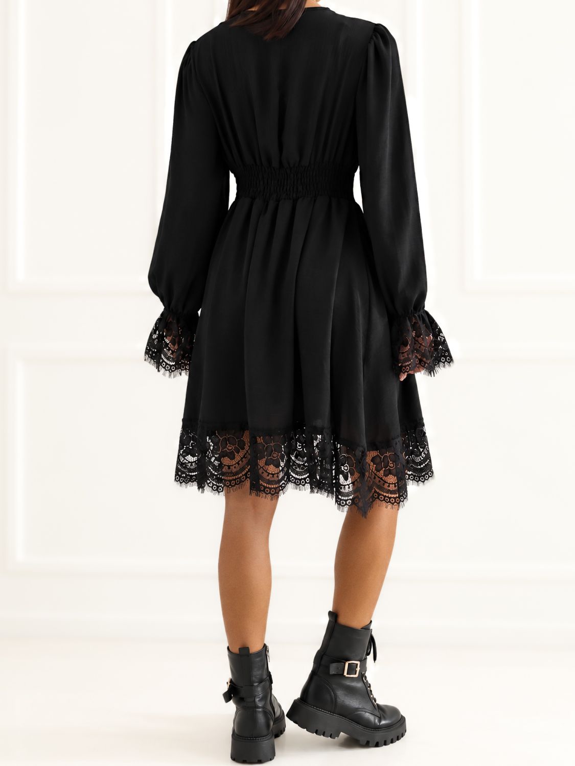 Rochie neagră evazată cu dantelă și căptușeală
