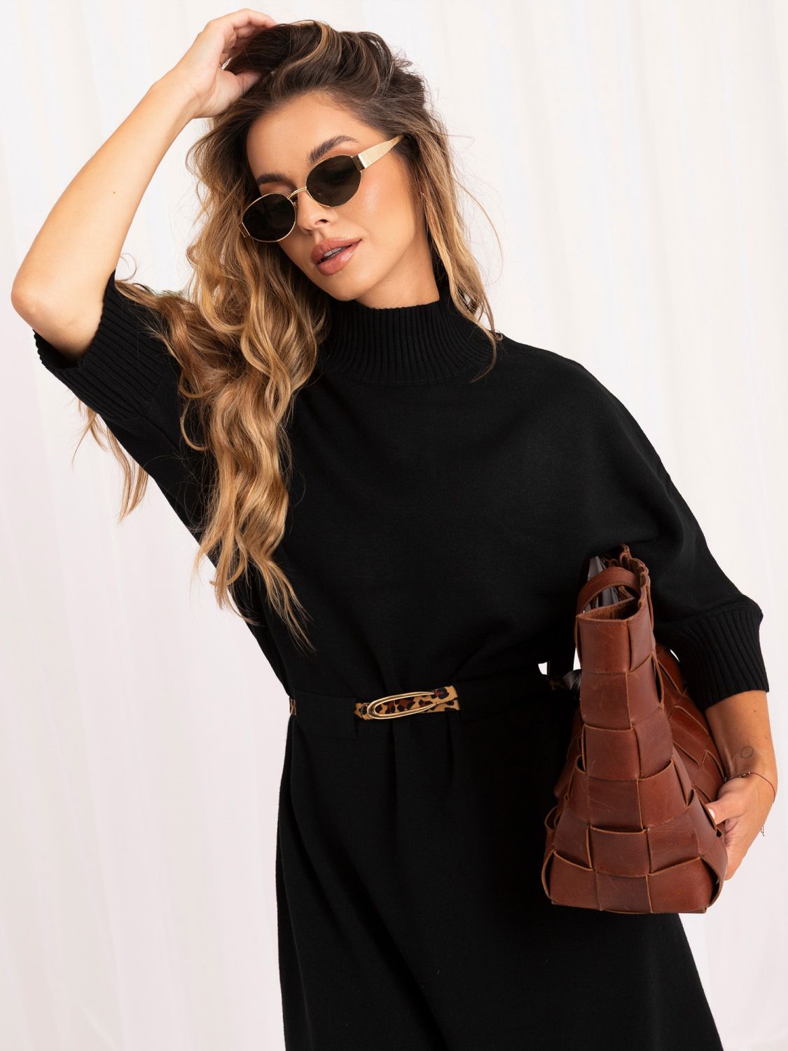 Rochie tricotată neagră oversize cu curea și guler înalt