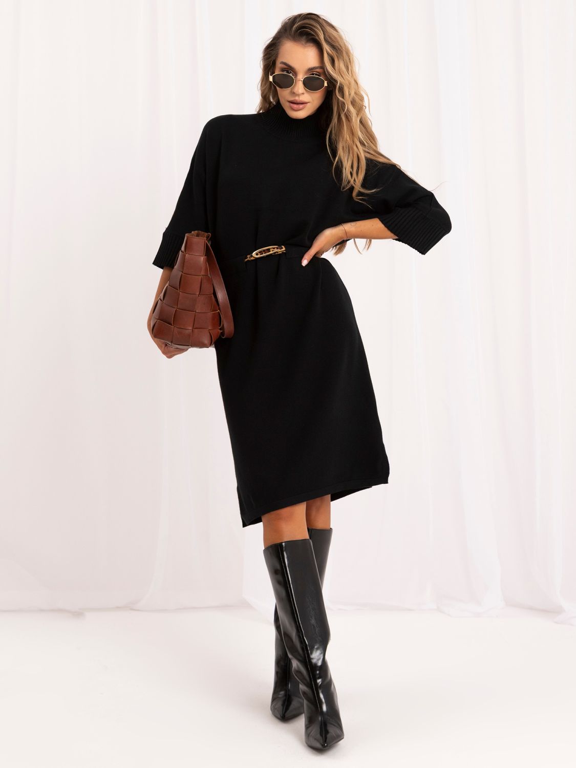 Rochie tricotată neagră oversize cu curea și guler înalt
