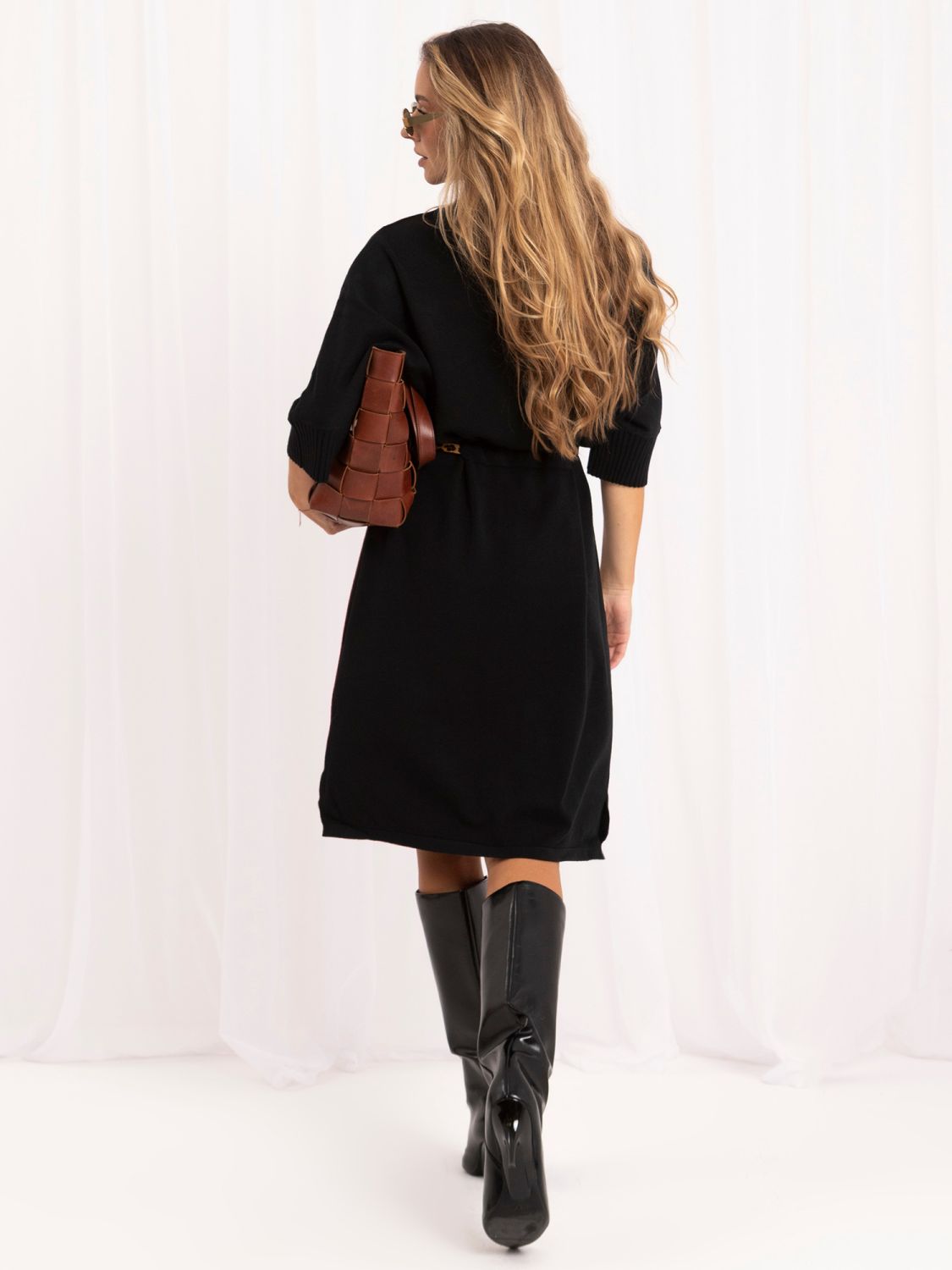 Rochie tricotată neagră oversize cu curea și guler înalt