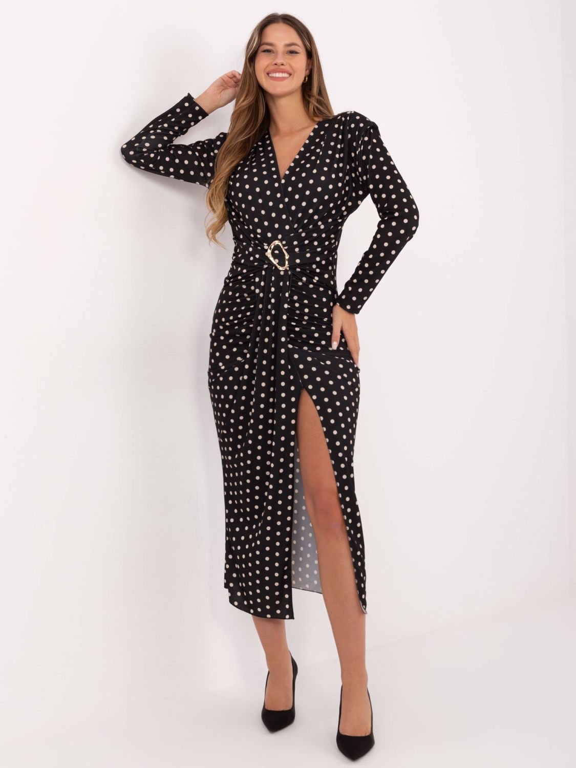 Rochie midi tip creion neagră cu buline și decolteu petrecut