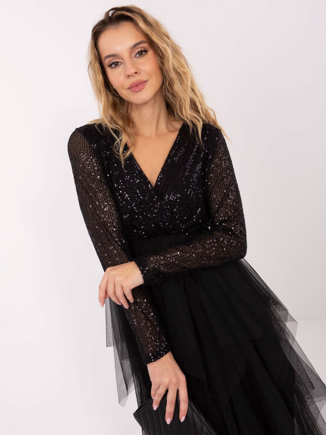 Rochie neagră evazată cu aplicație din paiete