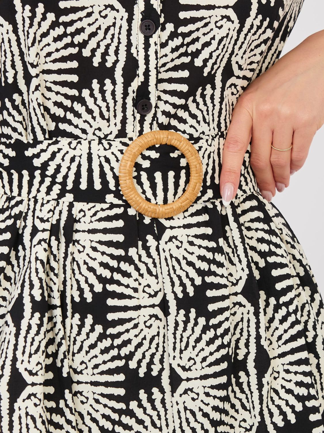 Rochie neagră cu curea și volan