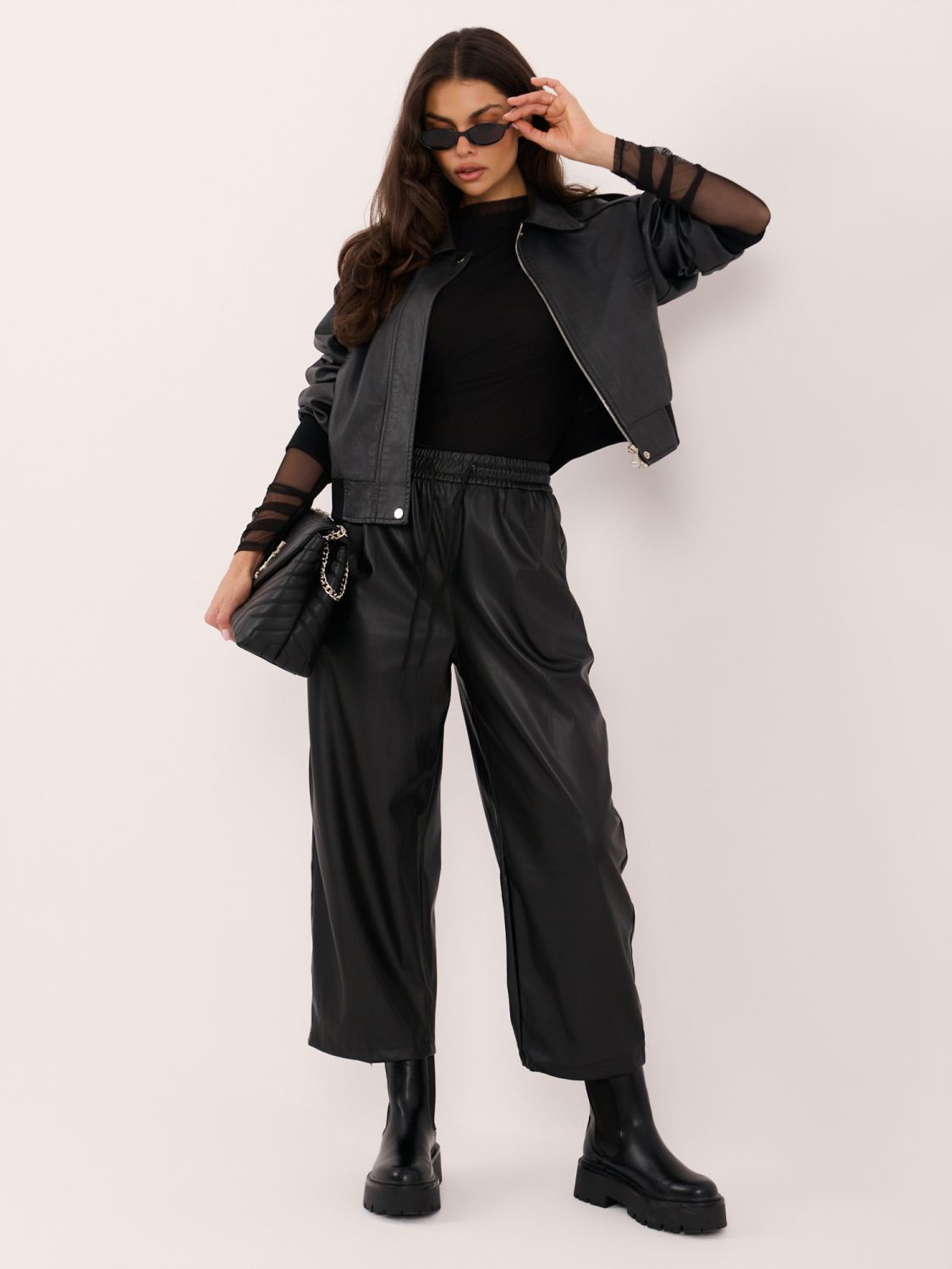 Pantaloni negri din piele ecologică cu croială largă