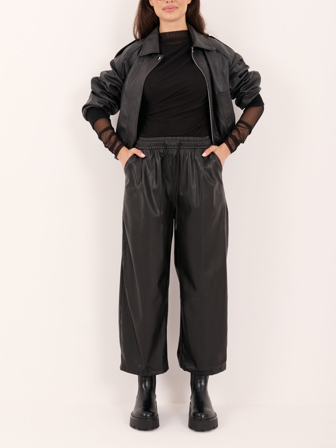 Pantaloni negri din piele ecologică cu croială largă