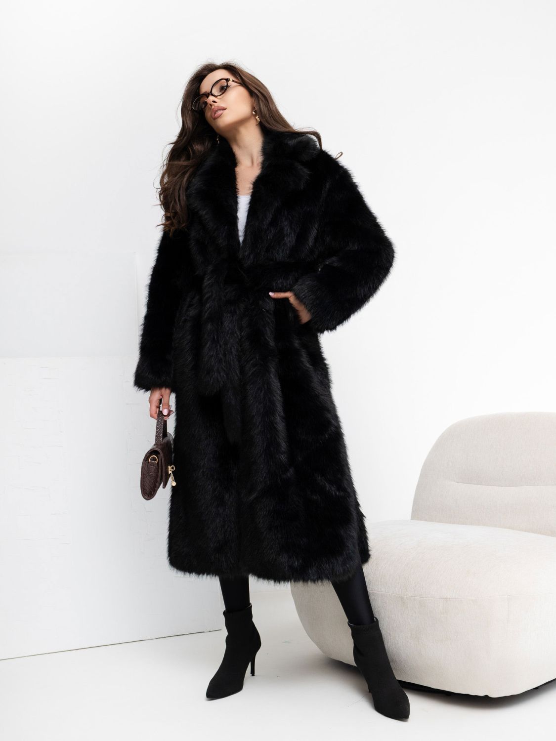 Palton elegant negru cu curea și căptușeală