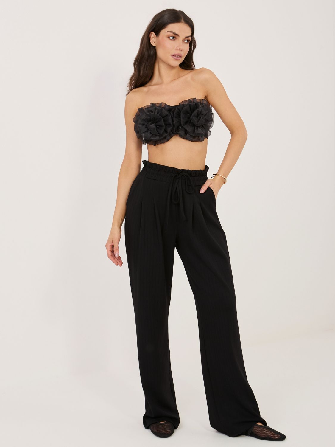 Pantaloni negri cu dungi și talie înaltă