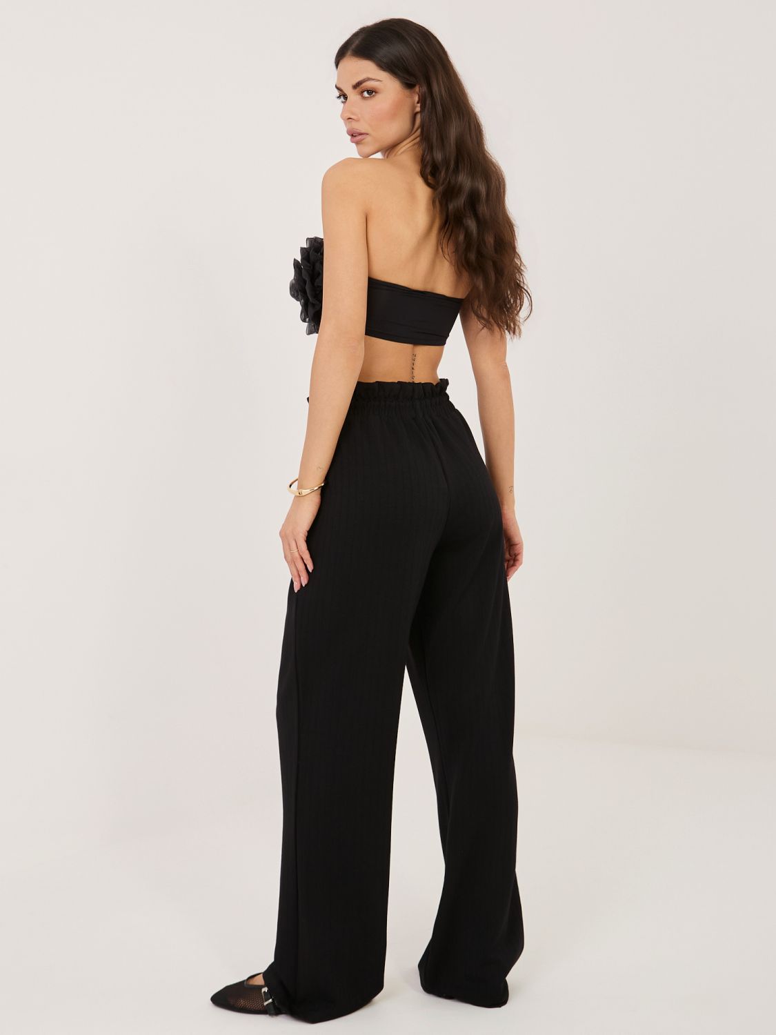 Pantaloni negri cu dungi și talie înaltă