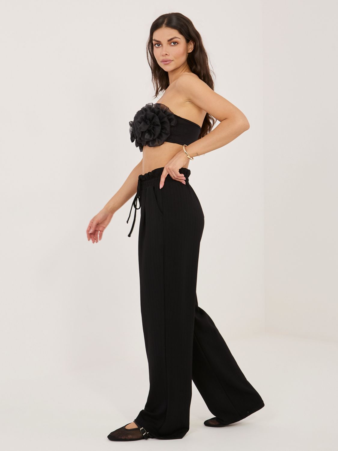 Pantaloni negri cu dungi și talie înaltă