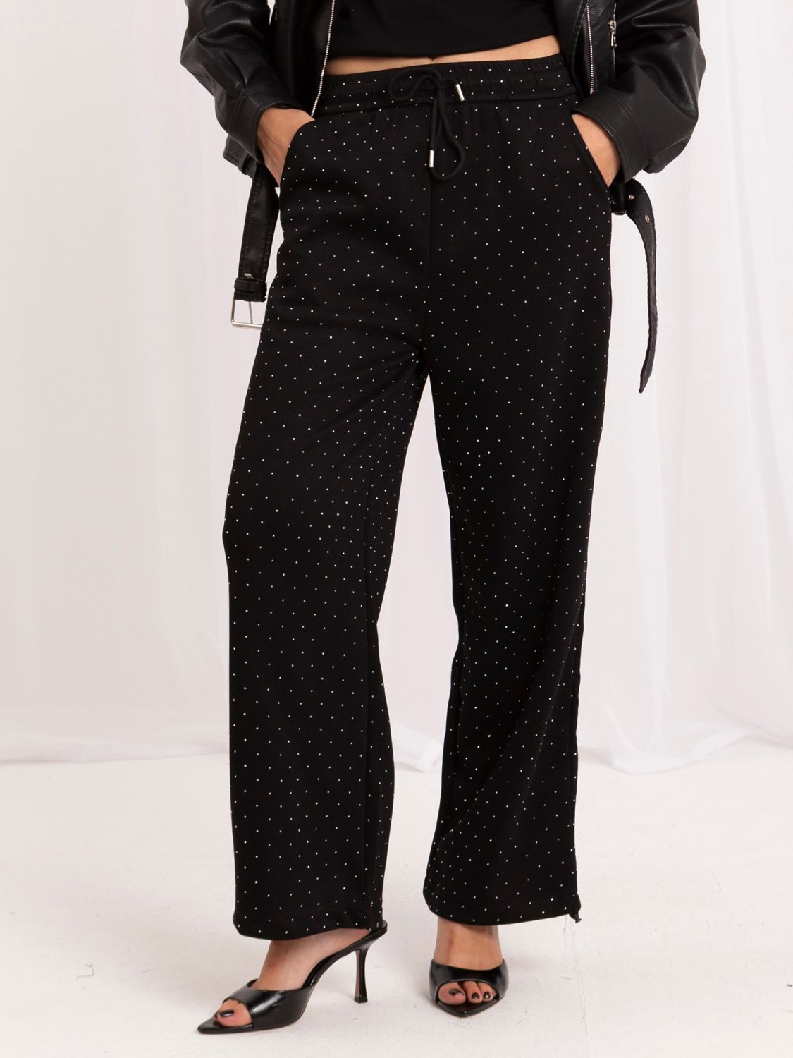 Pantaloni de trening negri cu croială largă și aplicație