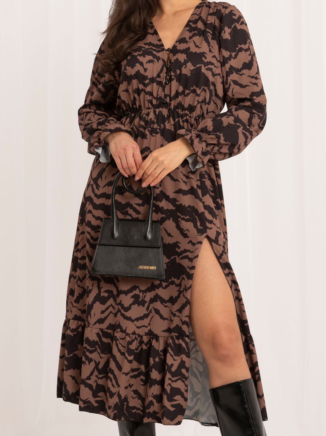 Rochie midi neagră cu imprimeu și volan