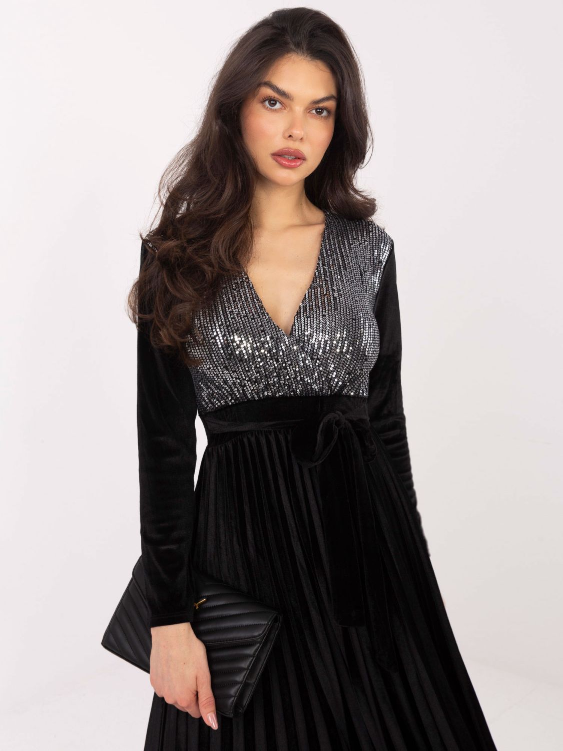 Rochie maxi neagră cu curea și paiete