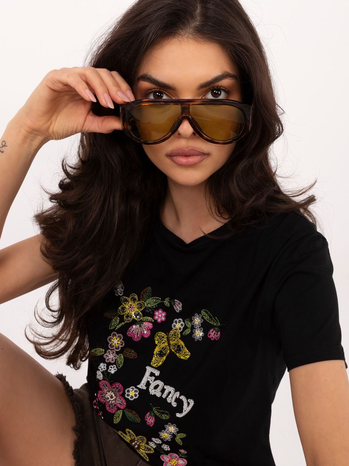 Tricou negru cu aplicații și broderie