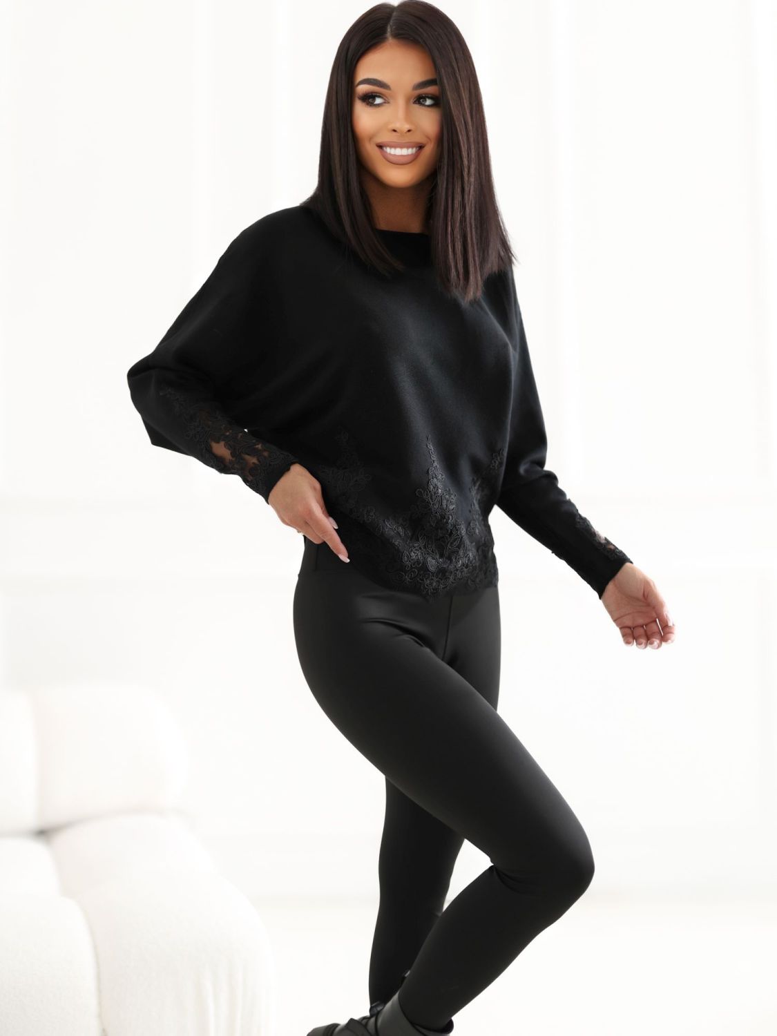 Pulover elegant negru cu dantelă