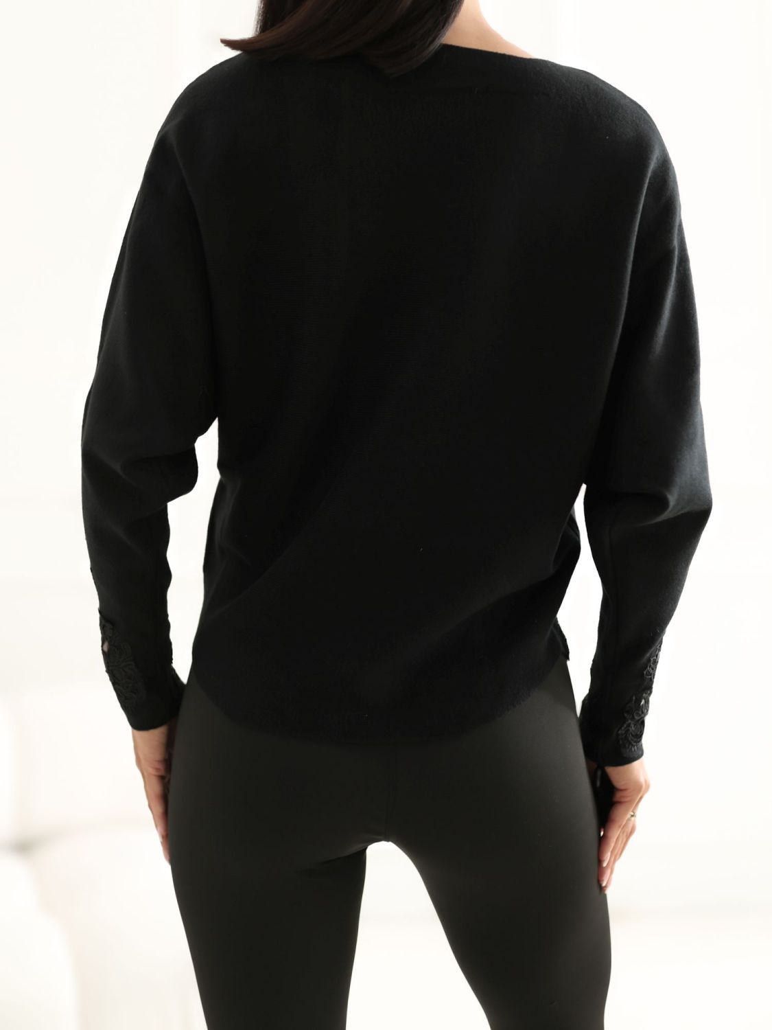 Pulover elegant negru cu dantelă