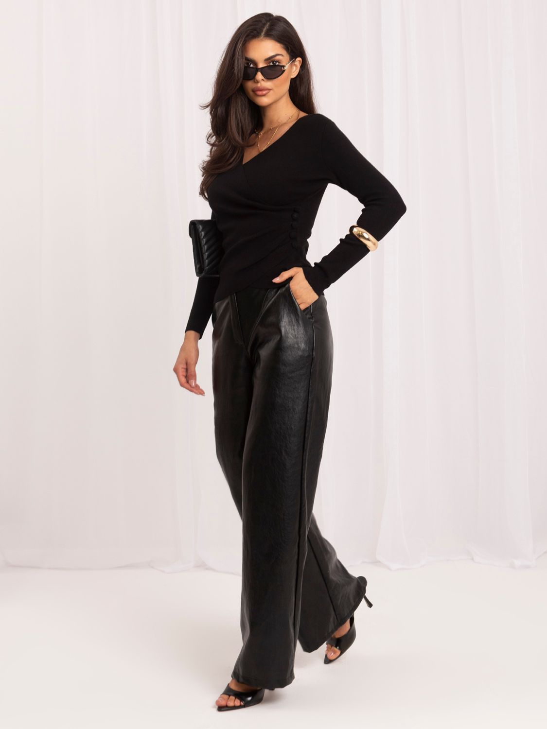 Pulover elegant negru cu decolteu petrecut