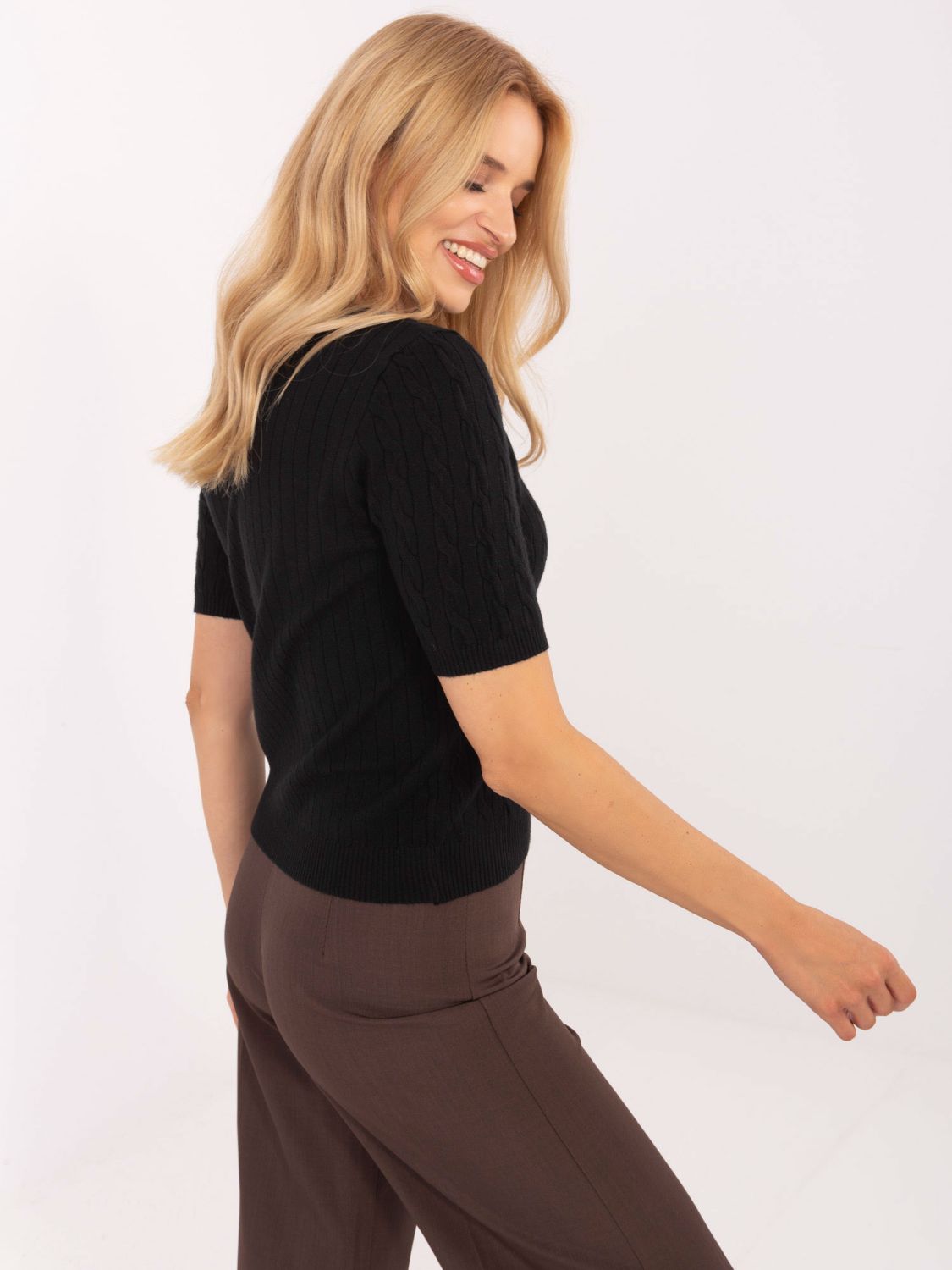 Pulover negru elegant cu mânecă scurtă