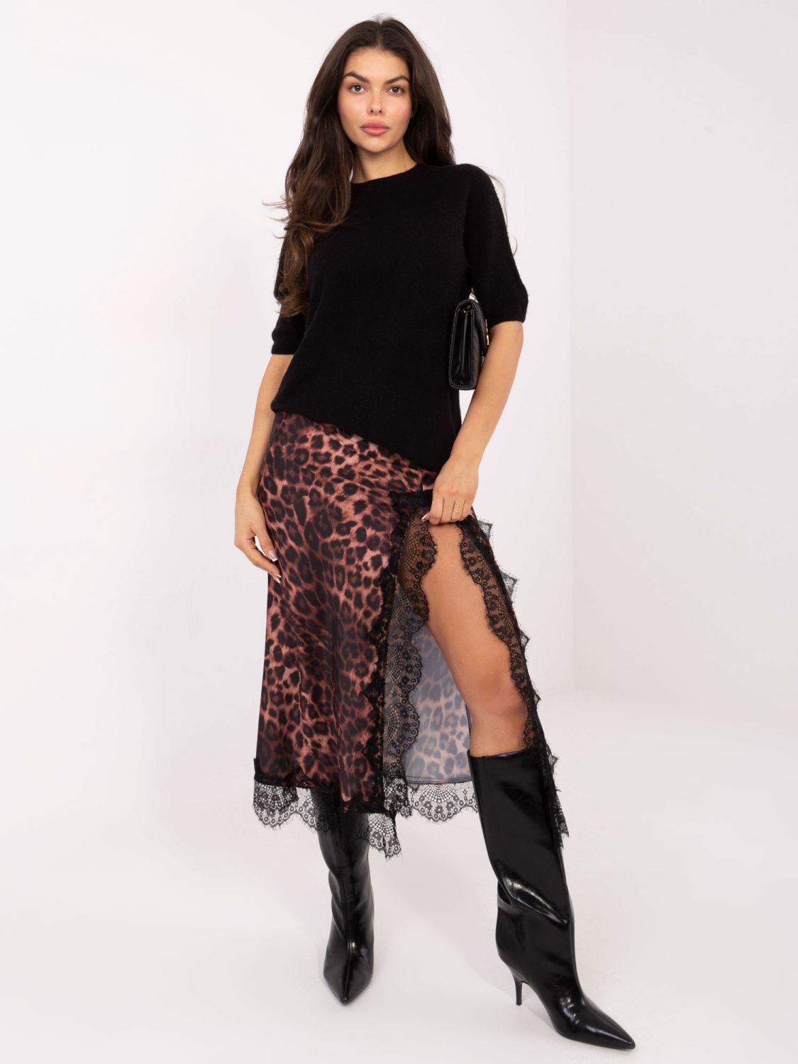 Pulover negru cu mâneci scurte și decolteu rotund