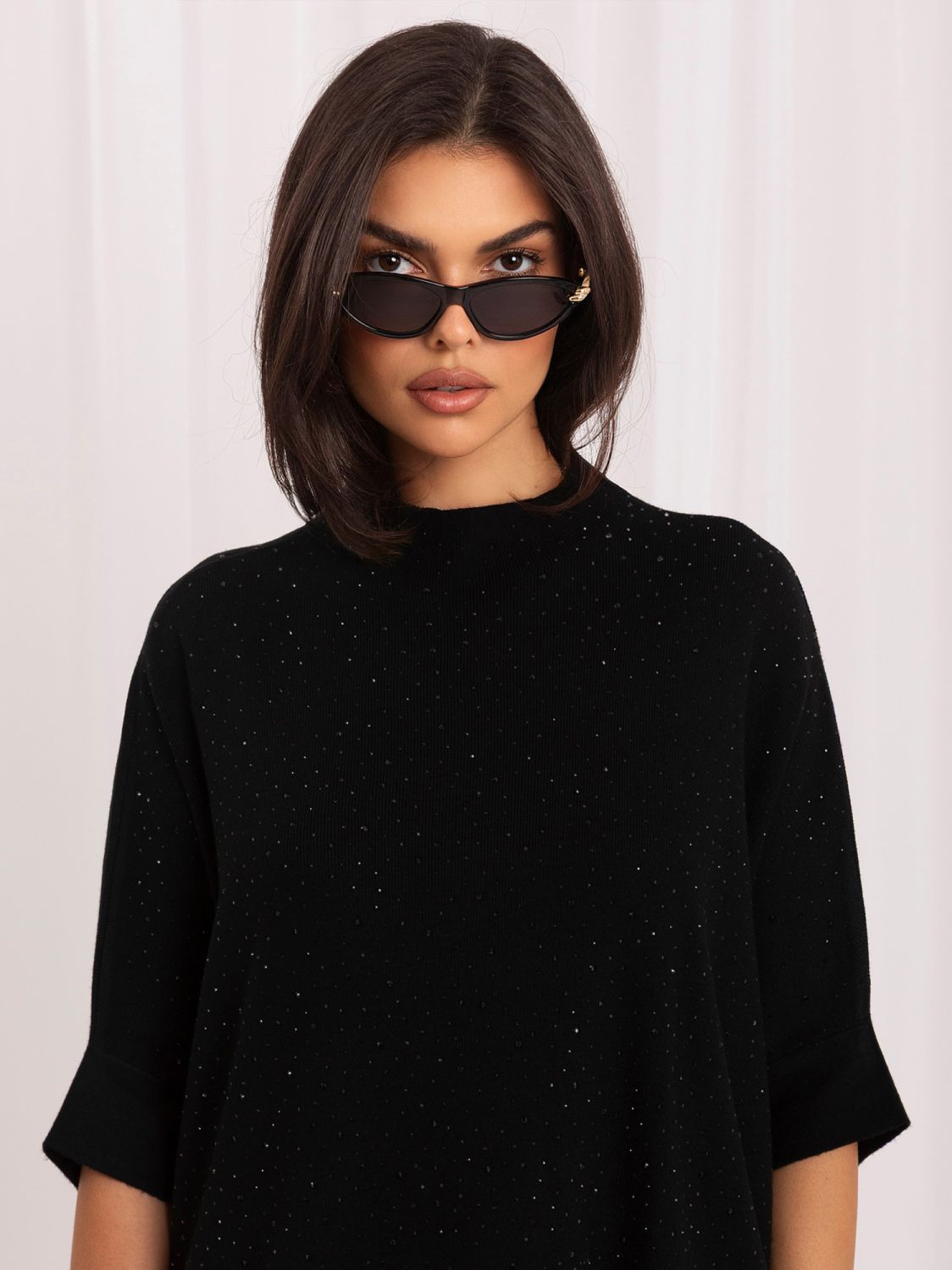 Pulover elegant negru cu aplicație și guler înalt